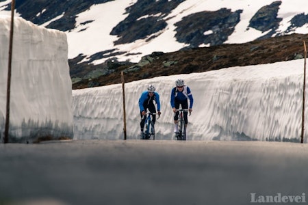 ÅPEN! Endelig kan vi sykle Tindevegen igjen! Foto: Henrik Alpers. 