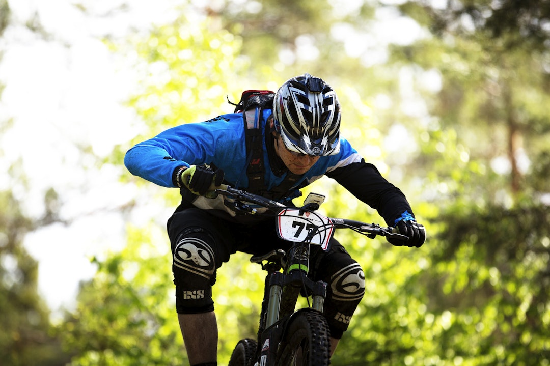 IKKE SE!: Even Braaten gjør seg ekstra aerodynamisk på veit ut på SS4. _IPP9906