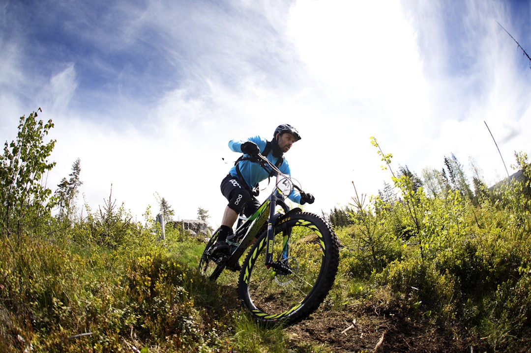 IKKE SVART!: Den ellers så svartkledde Svenn Fjeldheim lot klesfargene stå til himmelen på Hadeland. _IPP9291