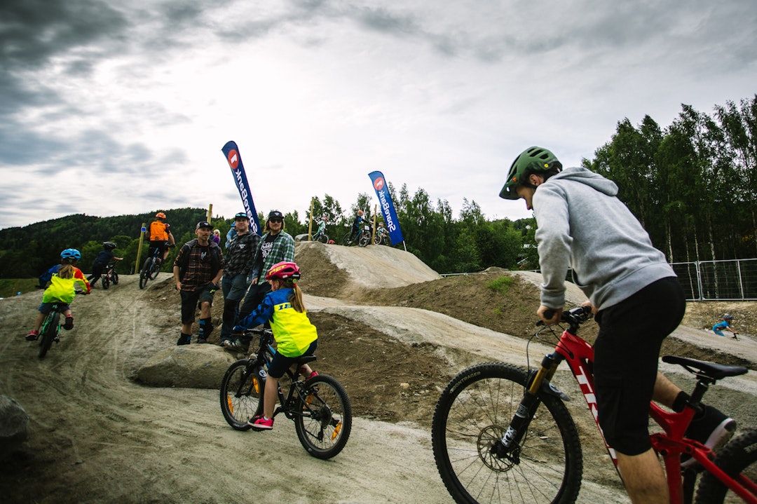 Hallingdal sykkelpark trakk både ferske og mer erfarne ryttere til åpningsfesten på torsdag. Foto: Paul Lockhart Hallingdal Sykkelpark - Ove Grøndal grand opening June 29-17 - Foto Paul Lockhart 1400x933