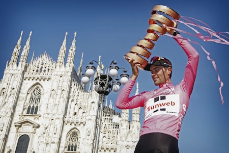 HVEM BLIR DEN NESTE?: Tom Dumoulin feirer Giro d'Italia triumfen med å løfte «Trofeo Senza Fine» Pokalen uten slutt, foran domen i Milano - etter sin sammenlagtseier i 2017. Også i år avsluttes Giro d'Italia her, men Dumoulin er ikke på startstreken. Foto: Cor Vos. 