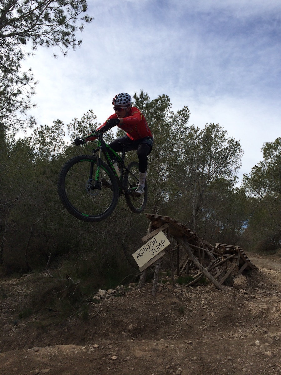 Hopp og sprett. I fjor fant NTG og LCK en bikepark med masse tekniske elementer å leke med. Foto: Privat Jumps - Benidorm 2016 - Privat - 900x1200