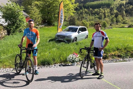 TØFFERE: Vidar Mehl (til venstre) og broren Kjetil frykter det blir tøffere å slå Jonas Orsets rekord på 24-timers sykling når ruta legges til kommunal vei i stedet for friidrettsbanen. Vidar Mehl vil slå Jonas Orsets rekord på 24-timers sykling