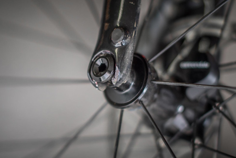 SMART: Sykkelen har gjennomgående akslinger, men klikkløsningen fra Mavic er nesten like kjapp som tradisjonelle hurtigkoblinger. I tillegg trenger du ikke ta akslingen helt ut, den vil sitte fast i navet.