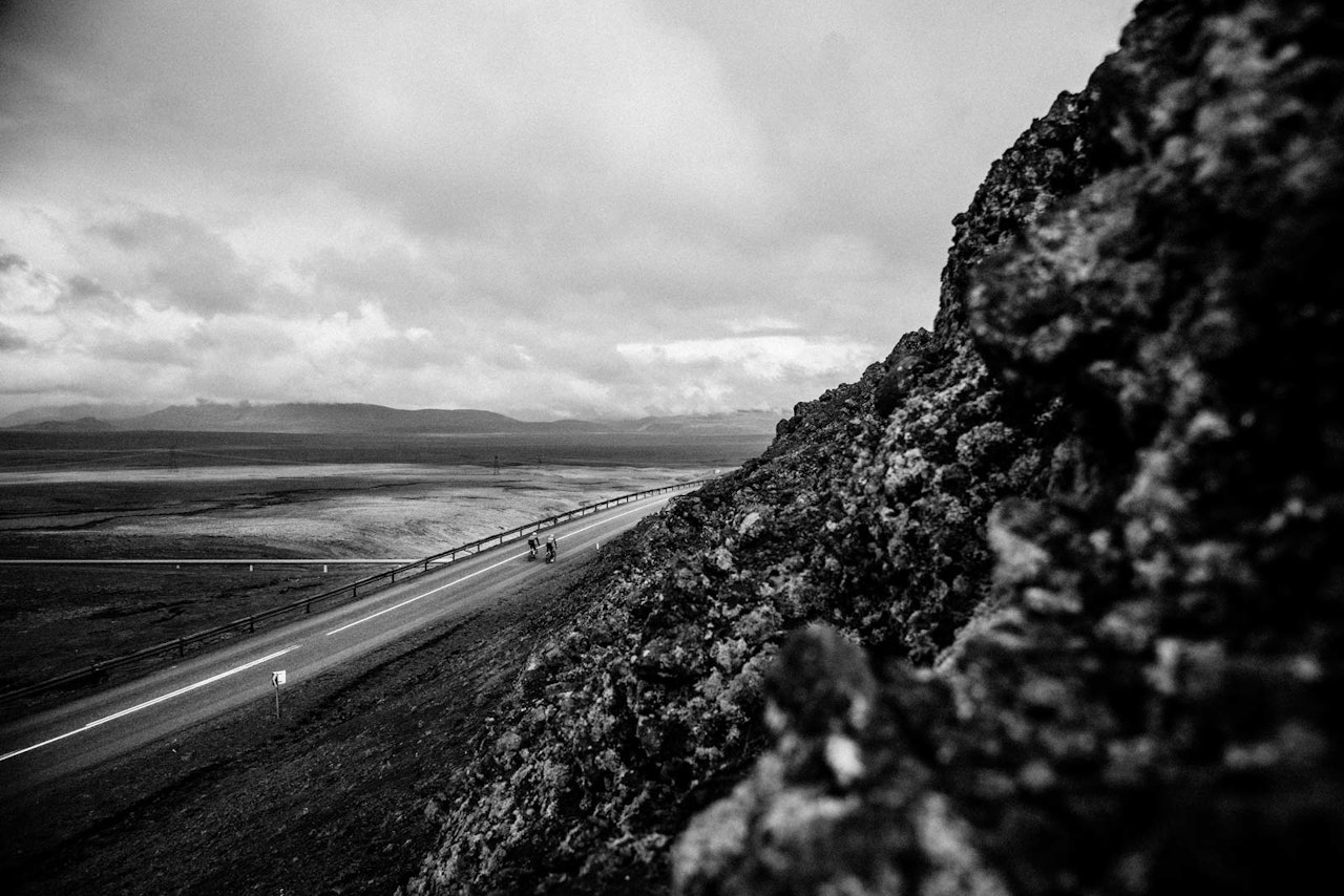 INN I KLIPPENE: Island er enten flatt og goldt eller spisst og kupert. På vei mot Thingvallavatn møter du intense fjellsider, enorme hauger av vulkansk aske og lava.