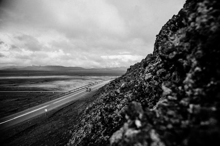 INN I KLIPPENE: Island er enten flatt og goldt eller spisst og kupert. På vei mot Thingvallavatn møter du intense fjellsider, enorme hauger av vulkansk aske og lava.