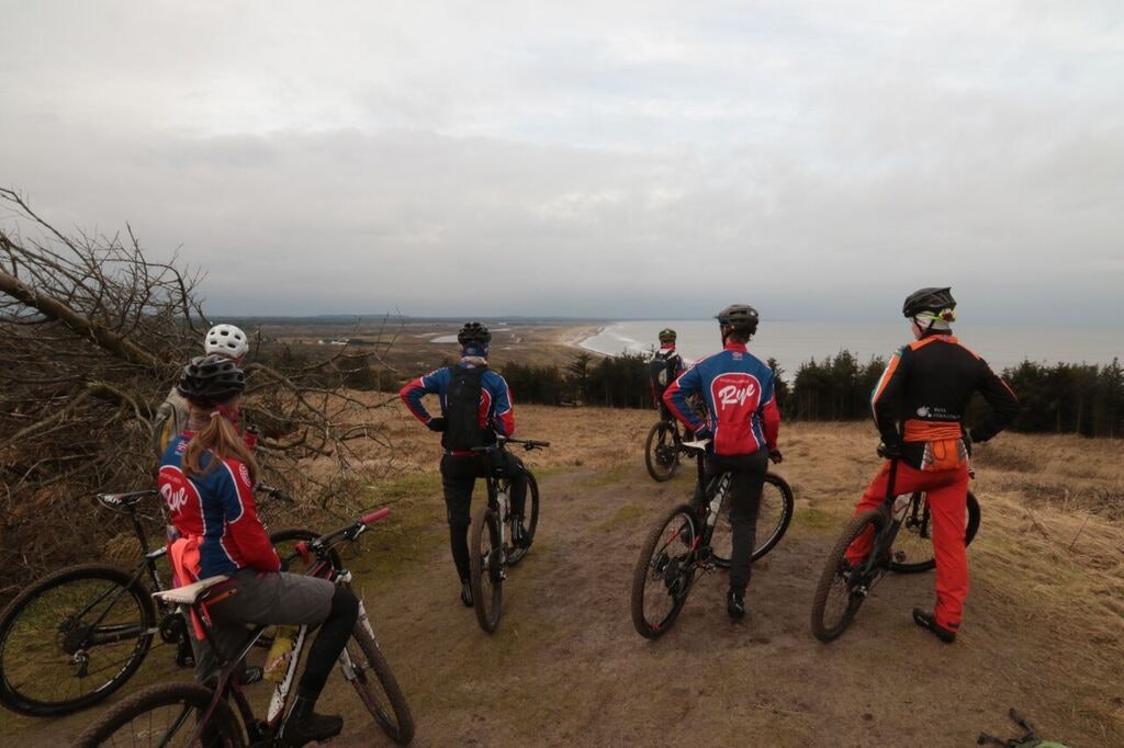 Deilig i Danmark, mener rytterne i SK Rye, som fikk mye ut av helgas intensive samling. Foto: SK Rye Slettestrand panorama - SK Rye