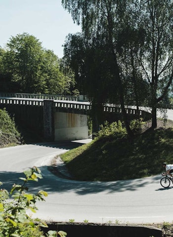 Snurrert: Den severdige korketrekkeren ved Langangen er populær blant syklister, både tilreisende og lokale. Snurrert: Den severdige korketrekkeren ved Langangen er populær blant syklister, både tilreisende og lokale.