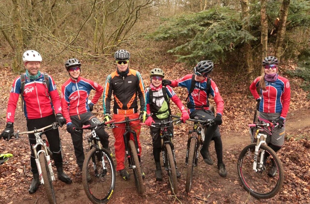 Et knippe av Arnt Sandbu, Jens Bergmann, Aleksander Borchgrevink, Albin Sandbu, William Støkken og Anna Sandbu Foto SK Rye slettestrand group