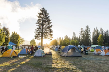 KLAPPET OG KLART! Når du ankommer Eventyret, står en fiks, ferdig teltleir fra North Face og venter på deg! Her fra Grinduro California. Foto: Coling Meagher. KLAPPET OG KLART! Når du ankommer Eventyret, står en fiks, ferdig teltleir fra North Face og venter på deg! Her fra Grinduro California. Foto: Coling Meagher.