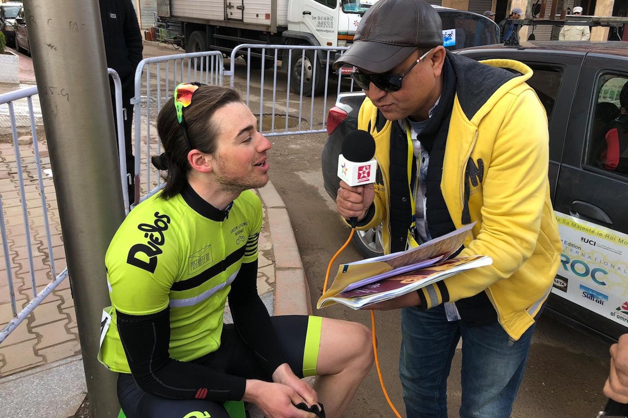 MILJØVERN I AFRIKA: Maxim Gjerdalen Foray ble intervjuet om lagets verdier og holdninger på riksdekkende radio i Marokko under Tour du Maroc i april. Foto: Green Cycling Norway
