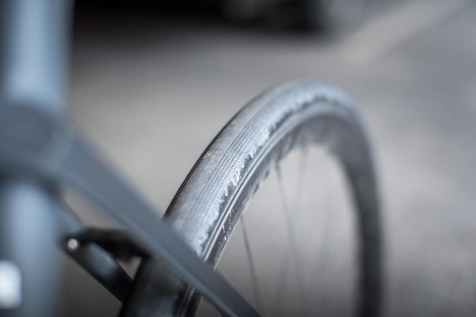 BREDE OG RASKE: Dekkene på 32 millimeters bredde ruller suverent på både grus. BREDE OG RASKE: Dekkene på 32 millimeters bredde ruller suverent på både grus.