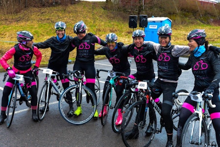 TEAM DUKE SPORT: (Fra venstre) Monica Storhaug, Linea Arlehed, Lisa Christin Axman, Linda Wold, Kristin Falck, Maj Mork-Johansen og Monica Mørch var raskeste damelag i Enebakk Rundt. Foto: Eirik Granly  TEAM DUKE SPORT: (Fra venstre) Monica Storhaug, Linea Arlehed, Lisa Christin Axman, Linda Wold, Kristin Falck, Maj Mork-Johansen og Monica Mørch var raskeste damelag i Enebakk Rundt. Foto: Eirik Granly