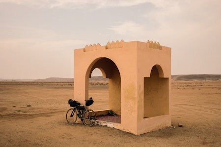 PAUSE: Et helt ordinært bussskur i Oman. 5/5 stjerner - anbefales for powernaps og rasteplass.