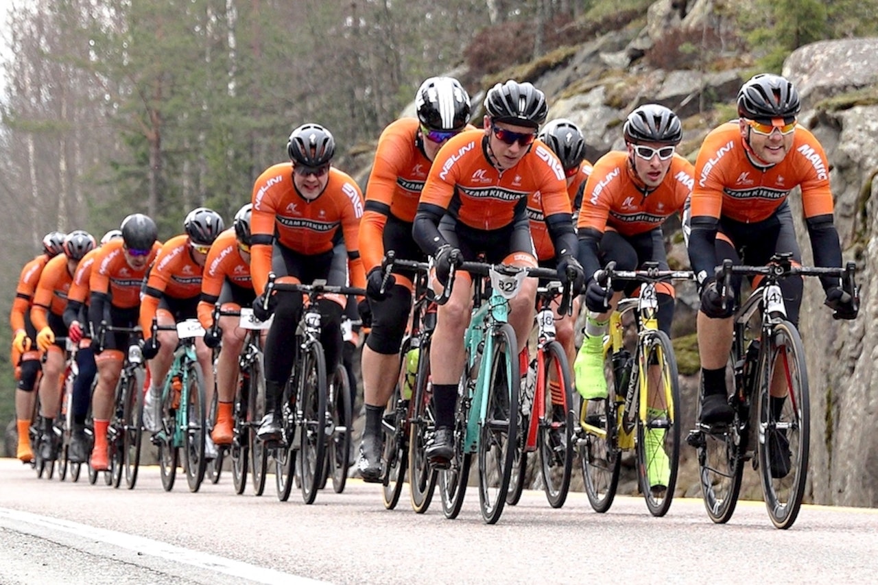 TRE PÅ RAPPEN: Kjekkas setter alle krefter inn på å vinne Enebakk Rundt på tirsdag, selv om laget har tatt et sabbatsår fra rullekjøring. Foto: Ola Morken