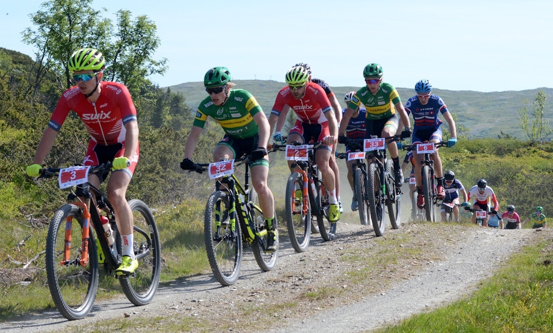 Fredrik Haraldseth leder herrefeltet foran Sigurd Mellemsæter fra Lillehammer og teamkollega Vidar Mehl. Foto: Stein B. Olsen Fredrik Haraldseth - Sigurd Mellemsæter - Vidar Mehl - Bukkerittet - Stein B 1400x843