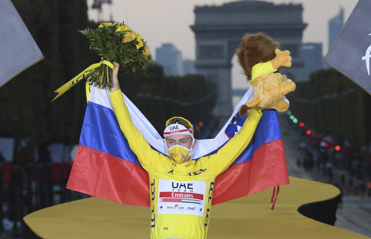 TRIUMFERTE: Akkurat som Tadej Pogacar hadde Kim André Sveen grunn til å feire etter den siste etappen av årets Tour de France. Foto: Cor Vos. 