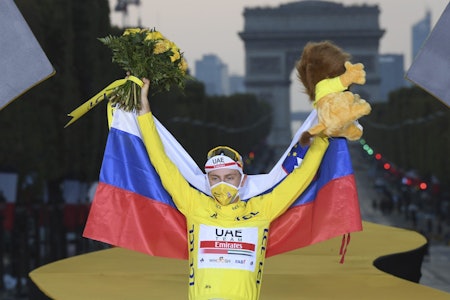 TRIUMFERTE: Akkurat som Tadej Pogacar hadde Kim André Sveen grunn til å feire etter den siste etappen av årets Tour de France. Foto: Cor Vos. 