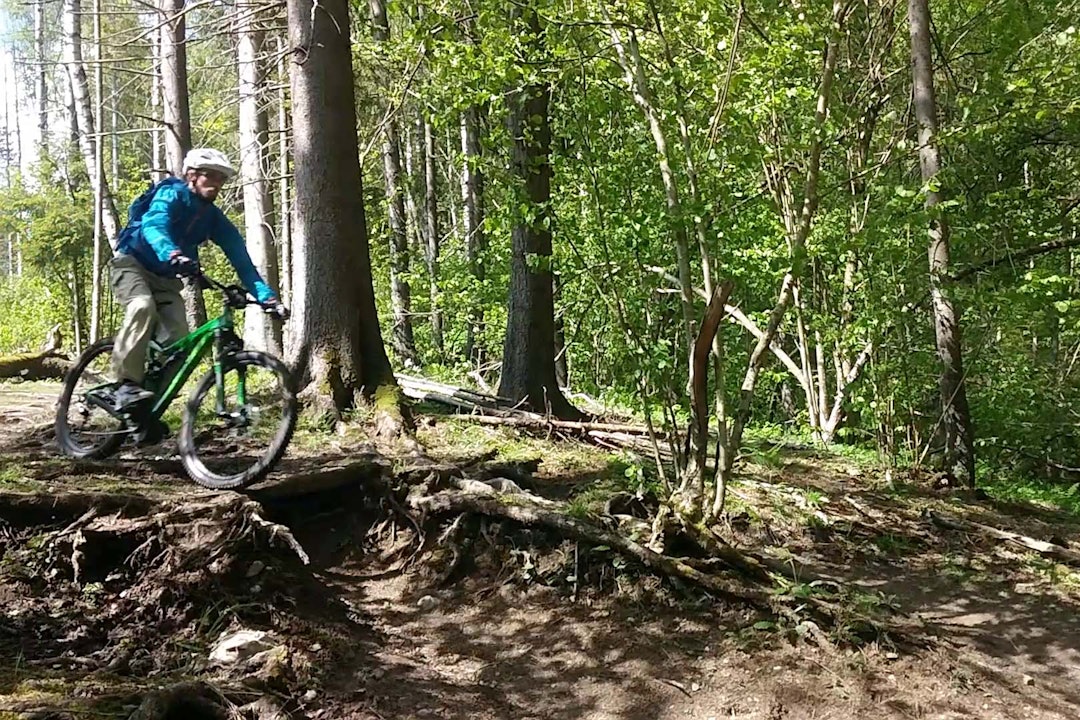 MULIGGJØR SYKLING: For Knut Nes har ikke stisykling vært et alternativ - uten motorassistanse. Foto: Privat For Knut Nes gjør elsykkelen det mulig å komme seg ut på sti