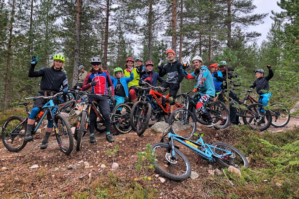 Brage Vestavik (til venstre) hadde med seg stort og smått fra Mysen IF på stiene i Trysil Bike Arena i helga. Foto: ArneBjørn Vestavik Brage Vestavik - Mysen IF - Trysil August 2018 foto Arnebjørn Vestavik 1400x933