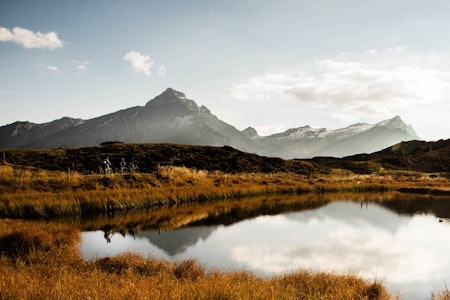 Postkort - poskort - postkort: Det er komisk idyllisk i høyden i Sveits. Grusveiene på toppen binder klatringene sammen. Men der asfaltklatringene kommer tett, er det langt mellom godbitene på grus. Foto: Henrik Alpers Postkort - poskort - postkort: Det er komisk idyllisk i høyden i Sveits. Grusveiene på toppen binder klatringene sammen. Men der asfaltklatringene kommer tett, er det langt mellom godbitene på grus. Foto: Henrik Alpers