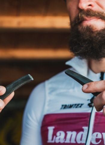 STYKKEVIS OG DELT: Hvorfor er slangen plutselig klippet i to? Det er selvfølgelig en del av redaktørens plan for å komme seg hjem igjen! Foto: Christian Nerdrum.  fikse punktering uten reserveslange eller lappesaker