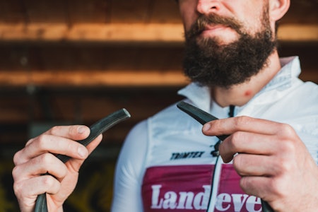 STYKKEVIS OG DELT: Hvorfor er slangen plutselig klippet i to? Det er selvfølgelig en del av redaktørens plan for å komme seg hjem igjen! Foto: Christian Nerdrum.  fikse punktering uten reserveslange eller lappesaker