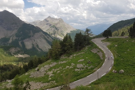 BRATTURA: Sørsiden av Col de la Cayolle reiser seg som en vegg mot rytteren. Det er hyggeligere å skue tilbake. Foto: Lars Lundby BRATTURA: Sørsiden av Col de la Cayolle reiser seg som en vegg mot rytteren. Det er hyggeligere å skue tilbake. Foto: Lars Lundby