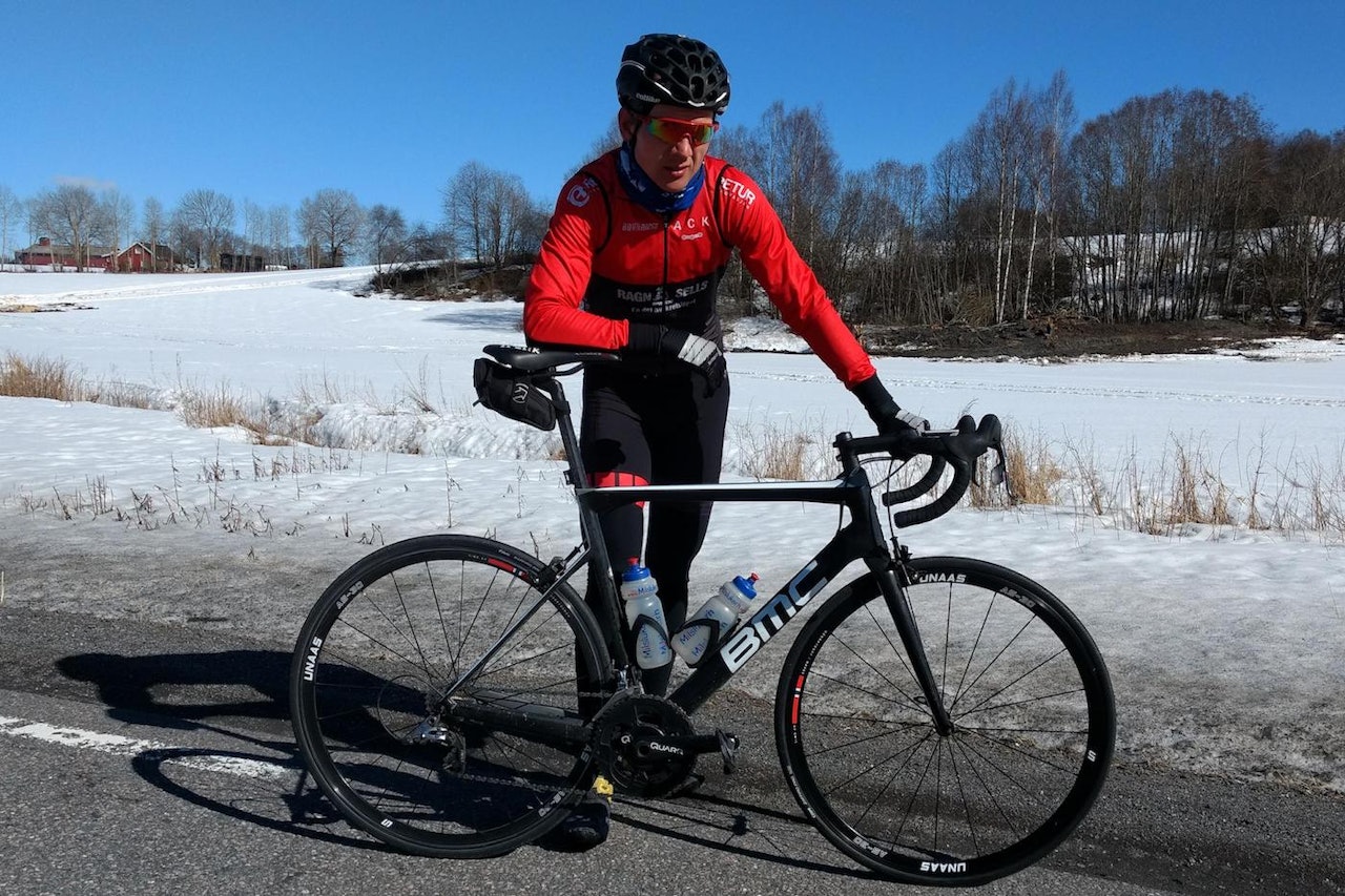 SELVHJULPEN: Asbjørn Slagteren Fjellvåg på langtur med lommene fulle av nyttige saker. Foto: Knut Sande SELVHJULPEN: Asbjørn Slagteren Fjellvåg på langtur med lommene fulle av nyttige saker. Foto: Knut Sande