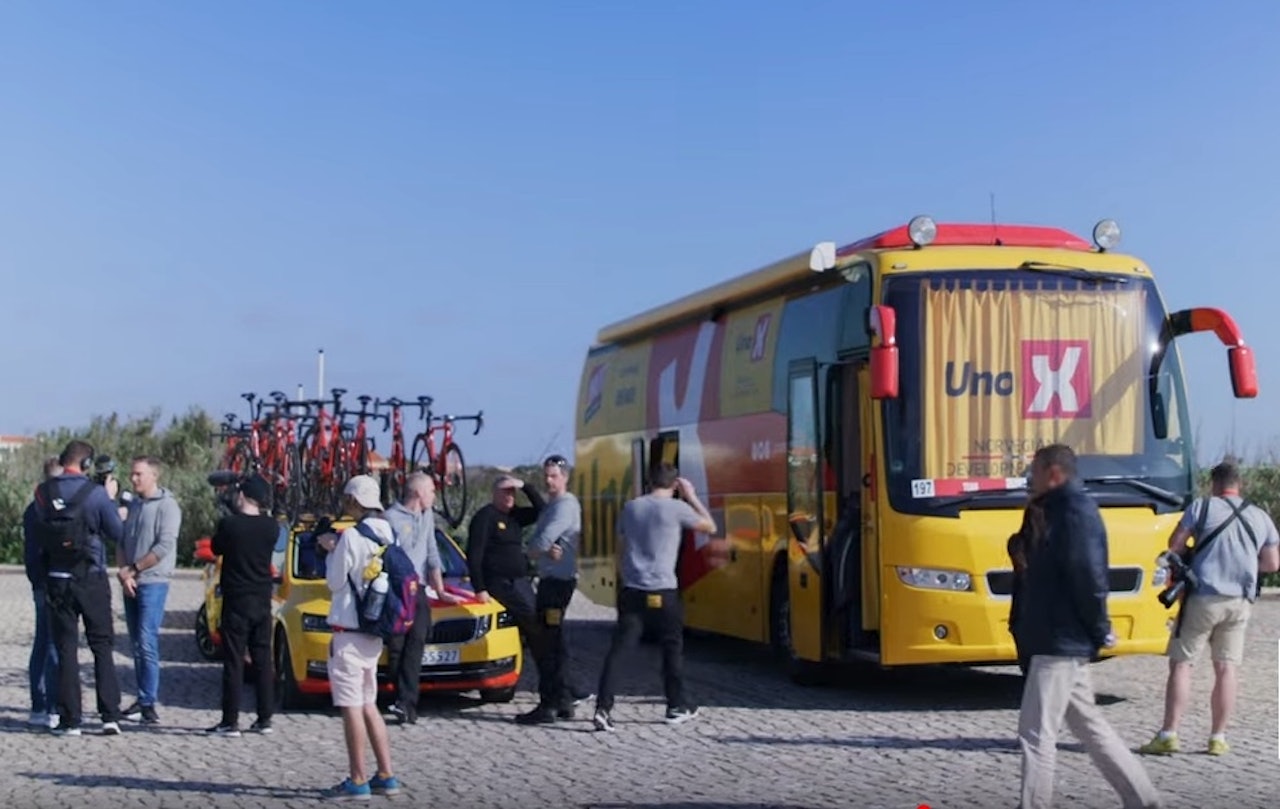 DET FØRSTE RITTET: Filmcrewet er med på Uno-X første proffritt, Volta ao Algarve i Portugal. Skjermdump, Det neste steget.  DET FØRSTE RITTET: Filmcrewet er med på Uno-X første proffritt, Volta ao Algarve i Portugal. Skjermdump, Det neste steget.