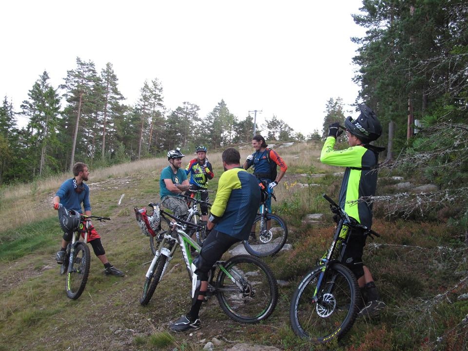 Miljø og samhold er viktig for aktiviteten, og bidrar til å ufarliggjøre konkurranser. Her fra Kjerringåsen i fjor høst. Foto: Privat Kjerringåsen community - privat