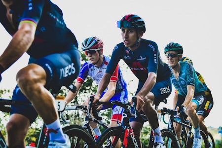 SMERTEFULLT: Egan Bernals Tour de France 2020 henger i en tynn tråd på grunn av ryggsmerter. Foto: Cor Vos. 