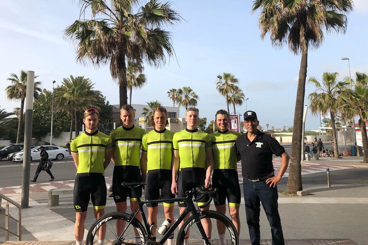 GRØNNE MENN: Disse sykler Tour du Maroc for Green Cycling Norway: (Fra venstre) Jørgen Sunde, Joachim Strindin, Marius Blålid, Aasmund Groven Lindtveit og Maxim Foray, samt sportsdirektør amir Tawfiq Foto: Privat GRØNNE MENN: Disse sykler Tour du Maroc for Green Cycling Norway: (Fra venstre) Jørgen Sunde, Joachim Strindin, Marius Blålid, Aasmund Groven Lindtveit og Maxim Foray, samt sportsdirektør amir Tawfiq Foto: Privat