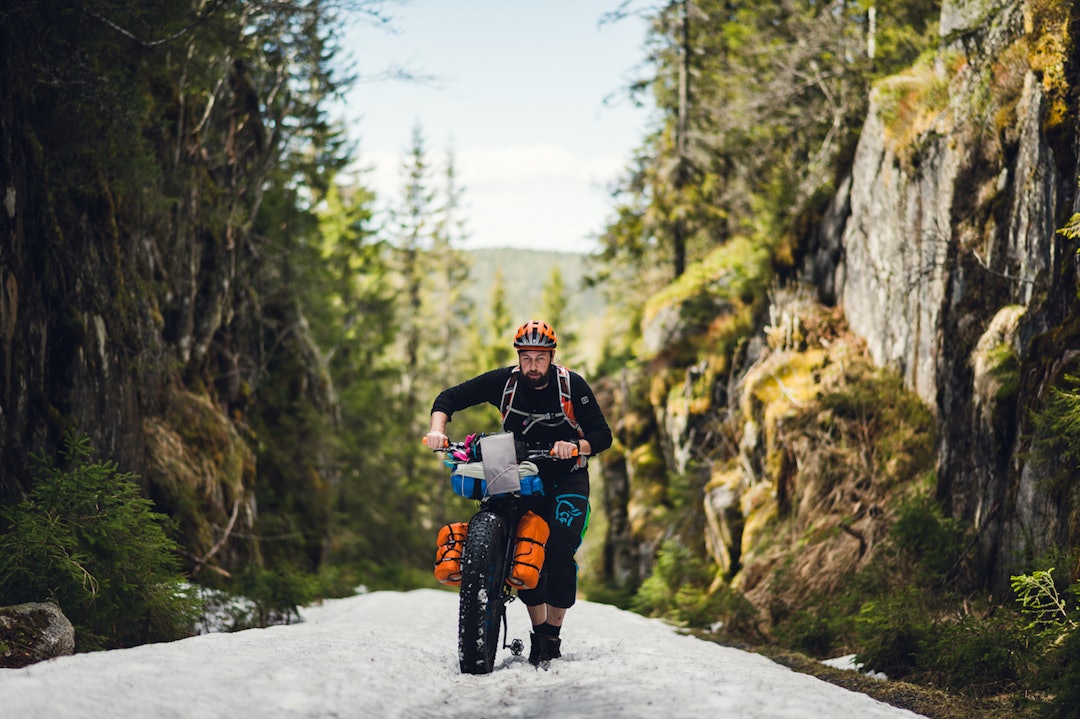 Noen steder blir snøen liggende uventet lenge. Foto: Mikkel Soya Bølstad Foredrag Villmarkssykling-11 Foto Mikkel Soya Bølstad 1400x933