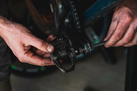 ENKEL JOBB: Å bytte pedaler er enkelt, men fullt mulig å føkke opp så det blir skikkelig dyrt å reparere. Foto: Christian Nerdrum.  bytte pedaler på landevei sykkel