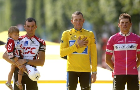 Lance Armtsrong på podiet i Tour de France