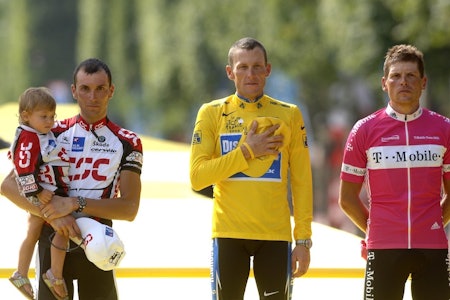 Lance Armtsrong på podiet i Tour de France