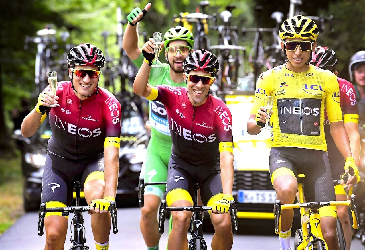 SKÅL! Med litt flaks kan vi sykle Tour de France i august! Foto: Cor Vos. peter sagan skåler for å ha vunnet den grønne trøya