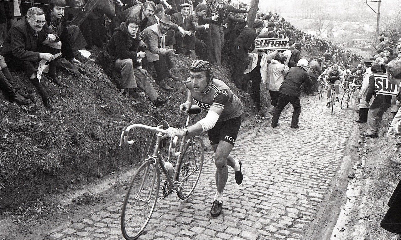 Eddy Merckx løper opp Koppenberg i Flandern