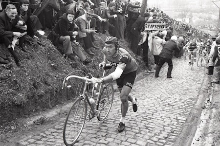 KOPPENBERG: Eddy Merckx tar bena fatt i bratte Koppenberg. Men er det Flanderns beste brosteinsparti? Arkivfoto: Cor Vos. Eddy Merckx løper opp Koppenberg i Flandern