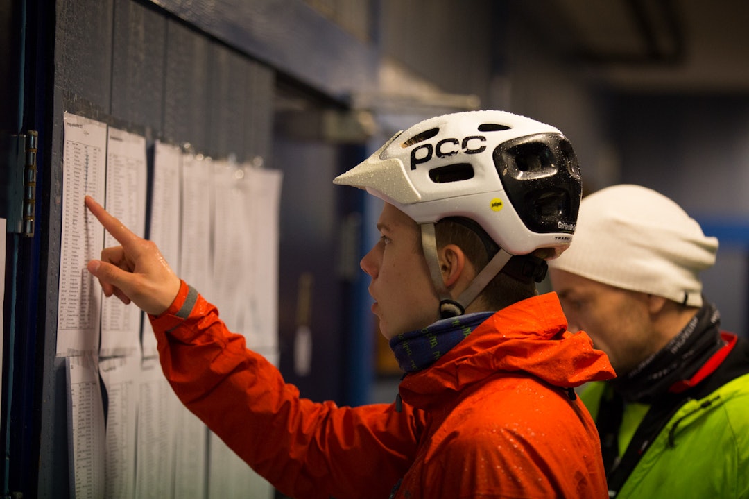 SISTE SJEKK: I tidlige morgentimer gjensto det å sjekke starttiden en siste gang på Haraløkka. TSR2015-5581a
