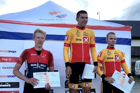 NY SAMMENLAGTLEDER: Jonas Iversby Hvideberg sikret seg ledertrøya i forkant av siste etappe, mens kollega Martin Bugge Urianstad (til høyre) gikk opp på andreplass i sammendraget. Torbjørn André Røed fra Asker sikret seg den siste pallplassen på lørdagens etappe. Foto: Tour te Fjells  NY SAMMENLAGTLEDER: Jonas Iversby Hvideberg sikret seg ledertrøya i forkant av siste etappe, mens kollega Martin Bugge Urianstad (til høyre) gikk opp på andreplass i sammendraget. Torbjørn André Røed fra Asker sikret seg den siste pallplassen på lørdagens etappe. Foto: Tour te Fjells