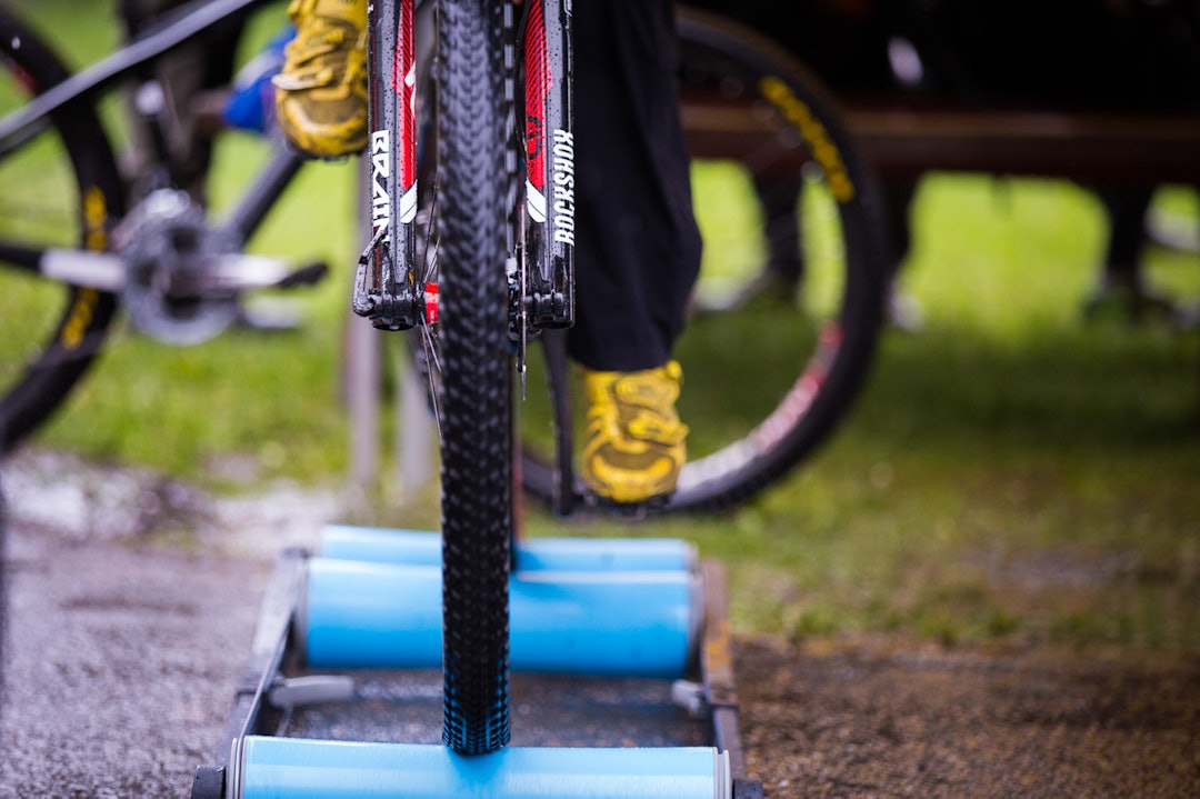 OG OPPVARMING: Som gjorde seg best på rulla i ly fra regnet. TSR2015-5585a