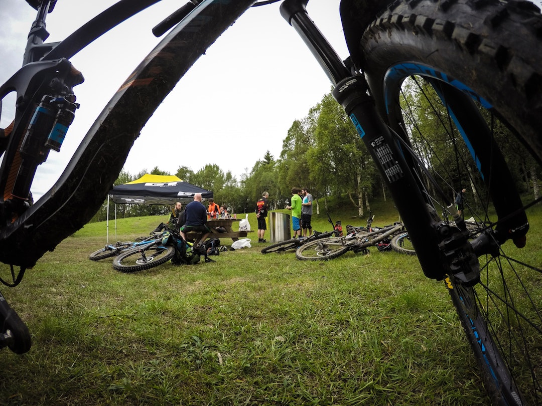 På kvelden møtes man til sosialt sammvær med god mat og livlig prat om alt mellom himmel og jord, ofte med stisykling som utgangspunkt. TRD Stisykkelfestival camp 1400x1050