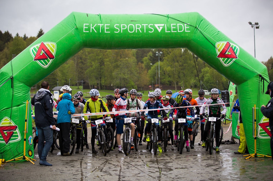 BARNA FØRST: Det var de yngste som fikk æren av å starte konkurransen på Haraløkka. TSR2015-5594a