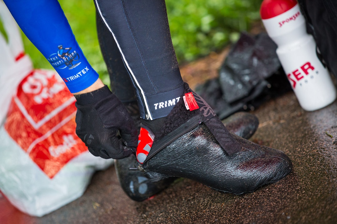 INNPAKKING: Med lave temperaturer og regn var det bare å få på regnbeskyttelsen. TSR2015-5667a