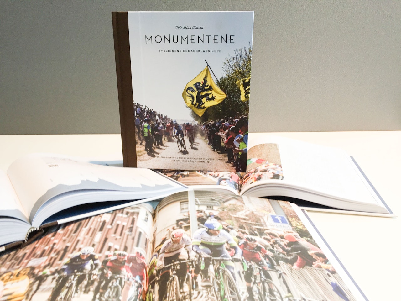 NY BOK UTE! Endelig er boken om monumentene klar! På fredag blir det boklansering på Rouleur! Foto: Henrik Alpers.