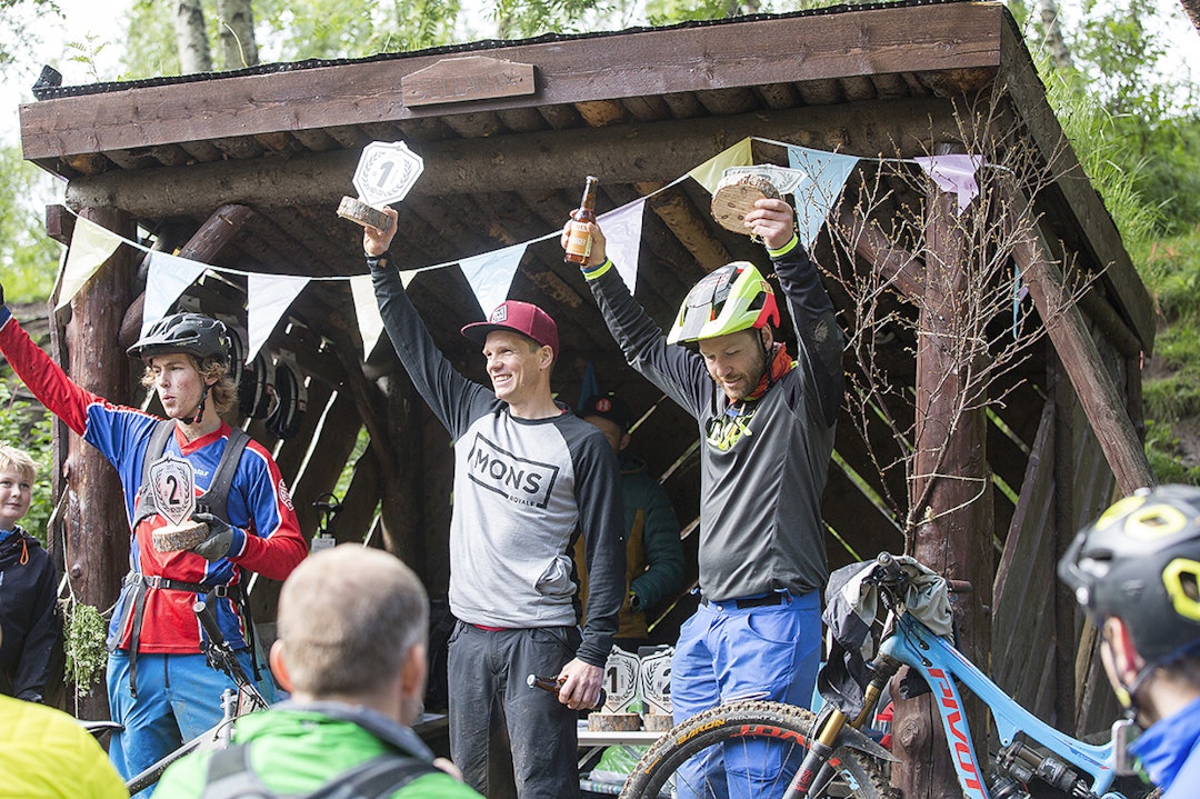 Pallen i herreklassen: Espen Johnsen vant foran Thomas Klingenberg, mens Baard Hellebostrand ble nummer tre. Foto: Anders Vanderloock Pallen i herreklassen: Espen Johnsen vant foran Thomas Klingenberg mens Baard Hellebostrand ble nummer tre -Foto Anders Vanderloock 1400x933