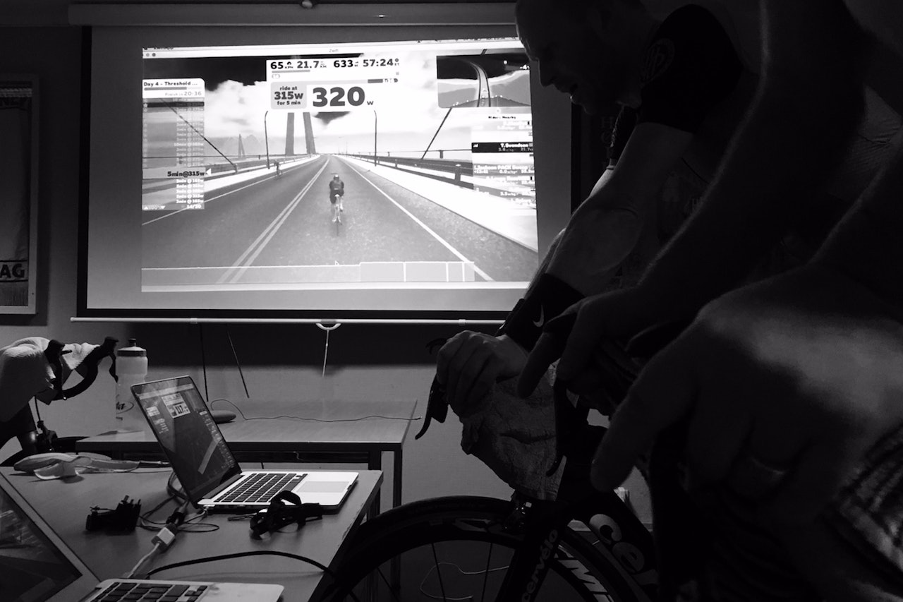 SLIT: Hvor mange kilometer kan et lag gjøre unna på Zwift i løpet av 24 timer? Prøv selv under Watt mot kreft 16.-17. mars. Foto: Simen Strandås  SLIT: Hvor mange kilometer kan et lag gjøre unna på Zwift i løpet av 24 timer? Prøv selv under Watt mot kreft 16.-17. mars. Foto: Simen Strandås