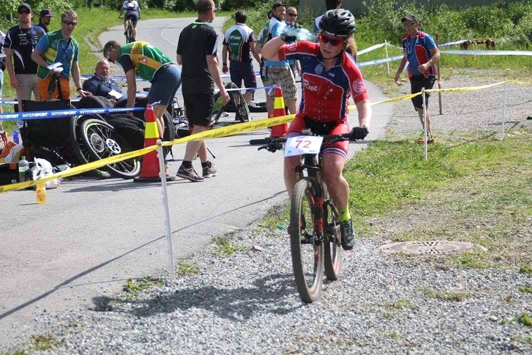 Elisabeth Sveum underveis i rundbanerittet på Konnerrud. Foto: Lena Øverbye Elisabeth Sveum - NM XCO 2017 - Foto Lena Øverbye 1200x800